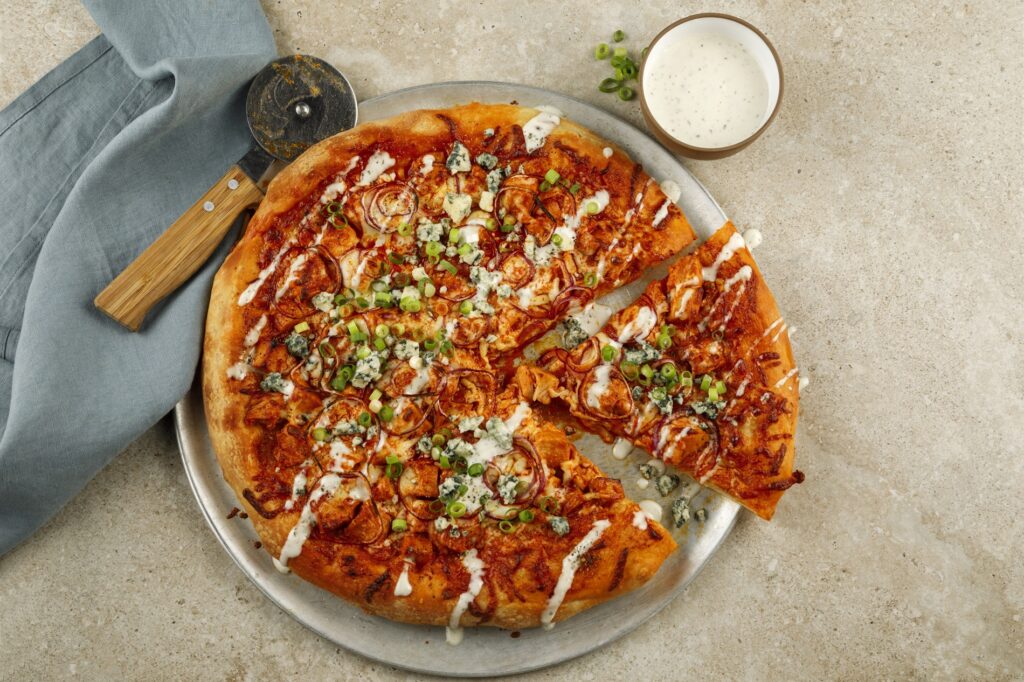 Pizza dindon buffalo, fromage bleu et mozzarella