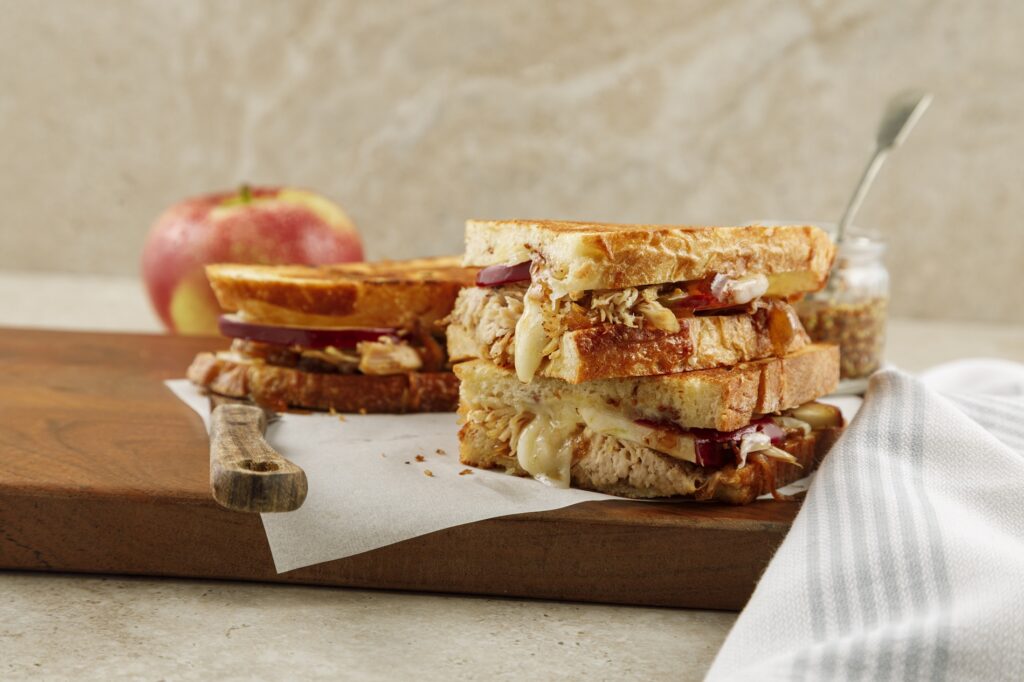 Grilled cheese au dindon, pomme et oignons caramélisés