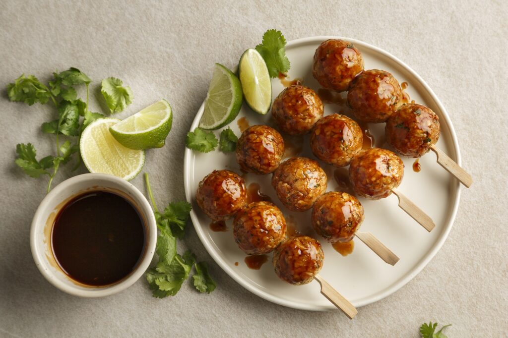 Brochettes de boulettes de dindon au riz collant, sauce érable-soya